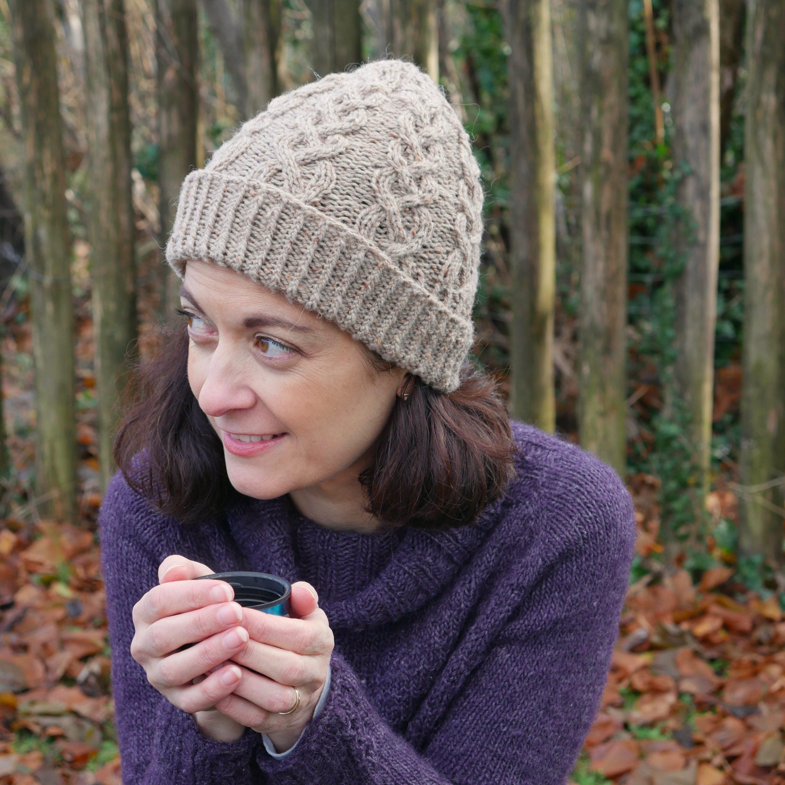 Bonnet en maille de laine avec bande Web en camel