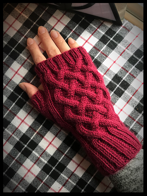 Je tricote des mitaines avec torsades (2)